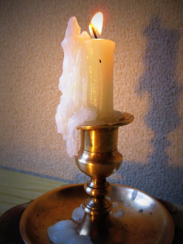 Горящая свеча гаснет в закрытой пробкой банке. Древние свечи. Горение свечи. Горящая восковая свеча. Свеча старинная.