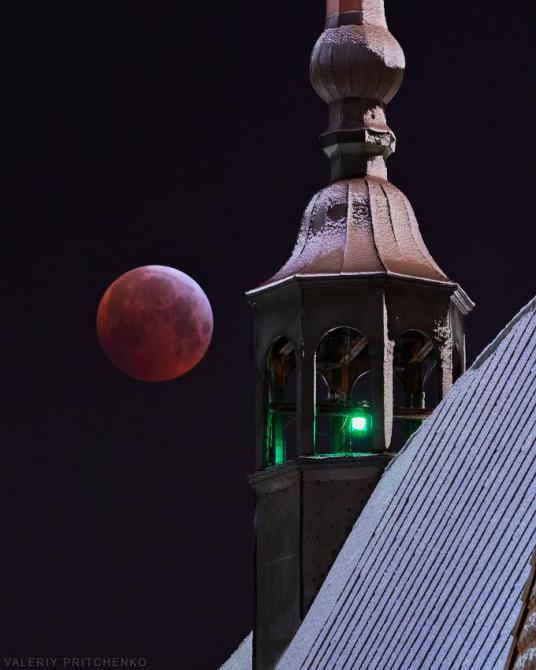 Полное Лунное затмение в Калининграде. Автор снимка: Валерий Притченко