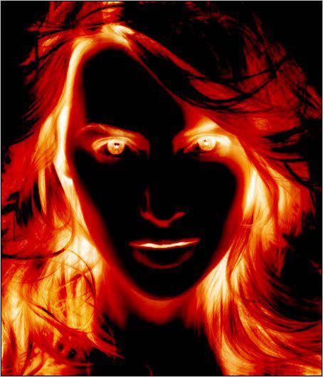 Правая горит лицо. Девушка с огненными глазами. Горящие глаза. Лицо с огненными глазами. Огненные глаза женщины.